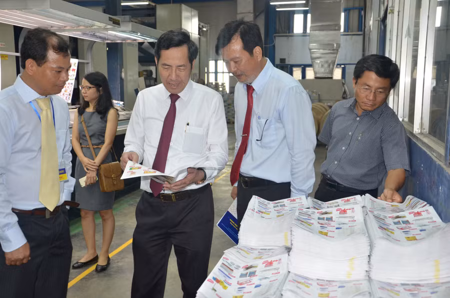 Đồng chí Thuận Hữu thăm phân xưởng in Heatset Đồng chí Thuận Hữu thăm phân xưởng in Heatset