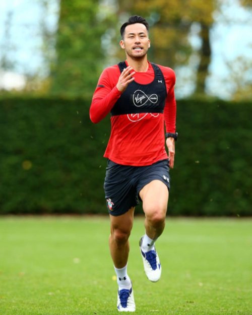 Yoshida mặc "áo lót" khi tập luyện cùng CLB Southampton. Ảnh: Instagram. Yoshida mặc áo lót thể thao khi tập luyện cùng CLB Southampton. Ảnh: Instagram.