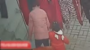 Táo tợn bắt cóc trẻ em giữa ban ngày chỉ với món đồ chơi nhỏ