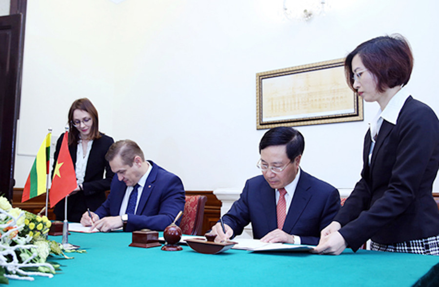 Phó Thủ tướng Phạm Bình Minh và Bộ trưởng Eimutis Misiunas ký Hiệp định nhận trở lại công dân giữa hai nước