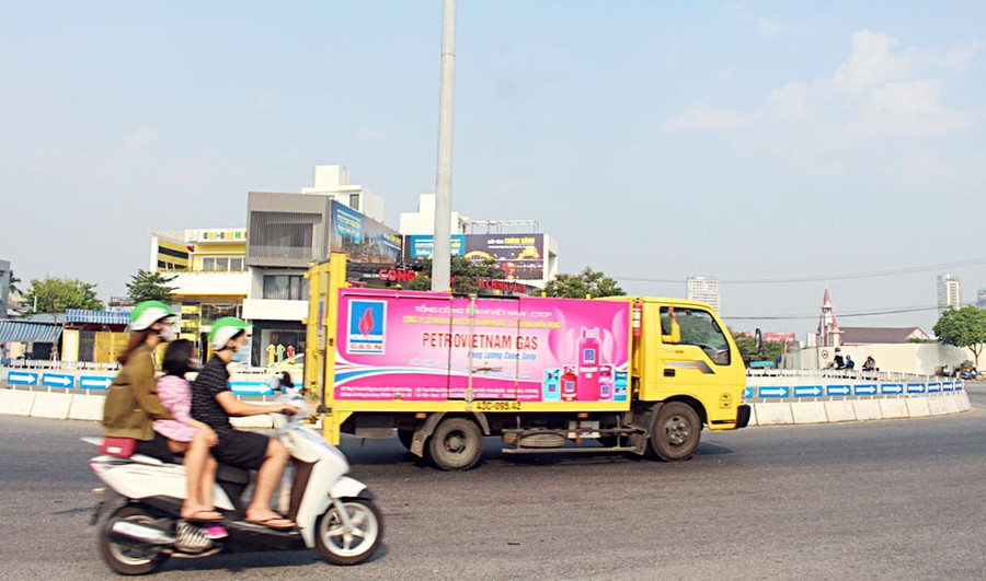 Vòng xuyến nằm ngay ngã tư đường Ngô Quyền - Nguyễn Công Trứ lấn ra đường bộ tạo nên vòng cua lớn dễ dẫn đến mất an toàn, gây nguy hiểm… Vòng xuyến nằm ngay ngã tư đường Ngô Quyền - Nguyễn Công Trứ lấn ra đường bộ tạo nên vòng cua lớn dễ dẫn đến mất an toàn, gây nguy hiểm…