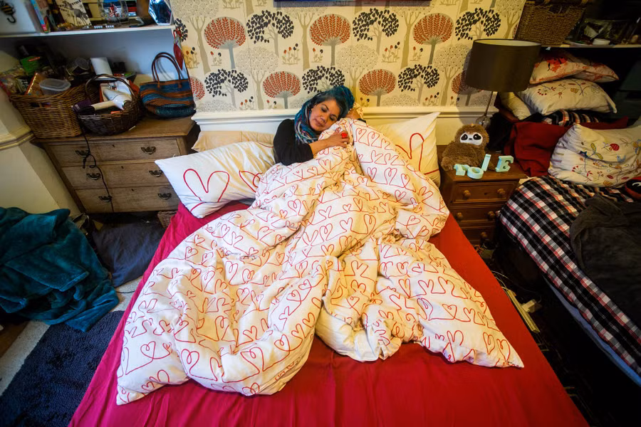 Bà cô kết hôn với cái chăn vì chỉ có nó là chung thủy nhất - Ảnh 1.