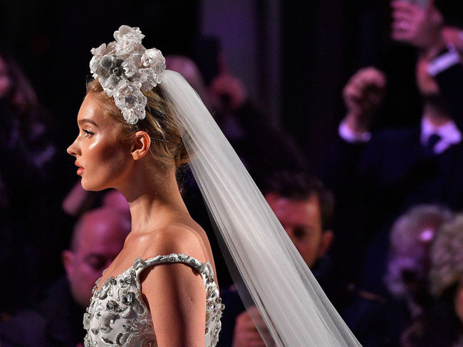 Lộ diện ứng viên váy cưới vạn người mê của năm 2019: đồ Haute Couture xa hoa khó cưỡng, có thể biến mọi cô dâu thành bà hoàng - Ảnh 3. Lộ diện ứng viên váy cưới vạn người mê của năm 2019: đồ Haute Couture xa hoa khó cưỡng, có thể biến mọi cô dâu thành bà hoàng - Ảnh 3.