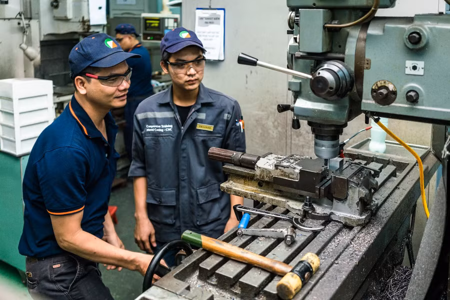 Học viên nghề cắt gọt kim loại - CNC Trường Cao đẳng LILAMA2 nâng cao kỹ năng thực hành thông qua giai đoạn đào tạo tại Công ty Ishikawa Seiko.