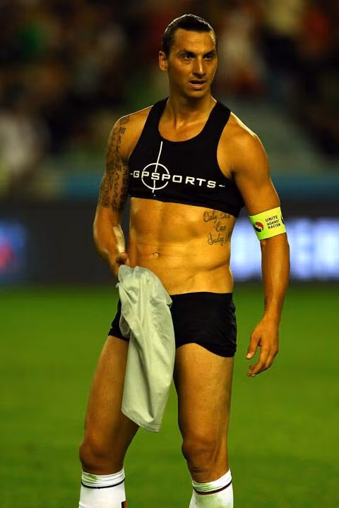 Ibrahimovic mặc áo ngực dưới trang phục thi đấu. Ảnh: Twitter.