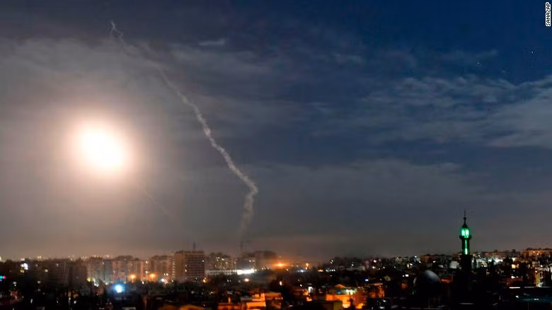 Tên lửa bay lên bầu trời gần sân bay quốc tế ở Damascus (Syria)