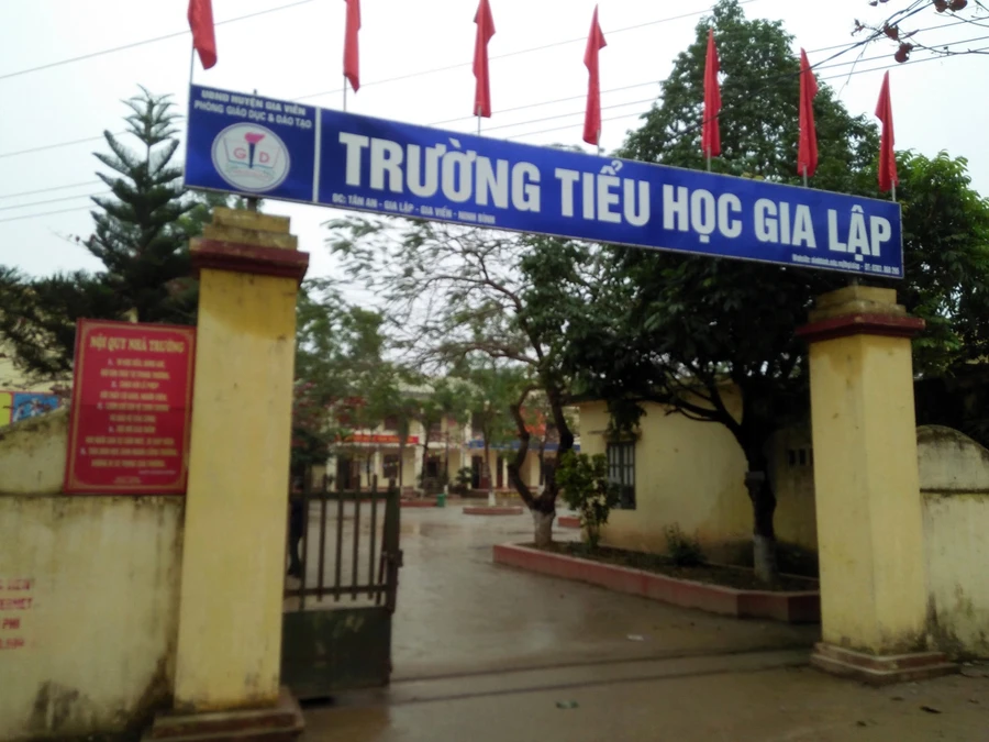 Bên ngoài Trường Tiểu học Gia Lập, huyện Gia Viễn (Ninh Bình)