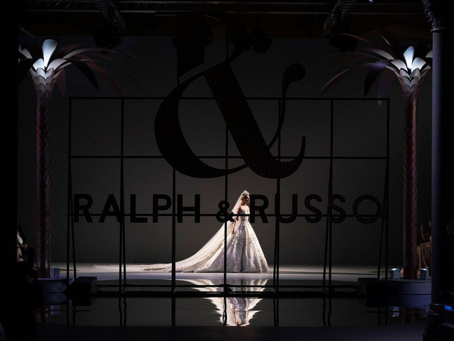 Lộ diện ứng viên váy cưới vạn người mê của năm 2019: đồ Haute Couture xa hoa khó cưỡng, có thể biến mọi cô dâu thành bà hoàng - Ảnh 1. Lộ diện ứng viên váy cưới vạn người mê của năm 2019: đồ Haute Couture xa hoa khó cưỡng, có thể biến mọi cô dâu thành bà hoàng - Ảnh 1.