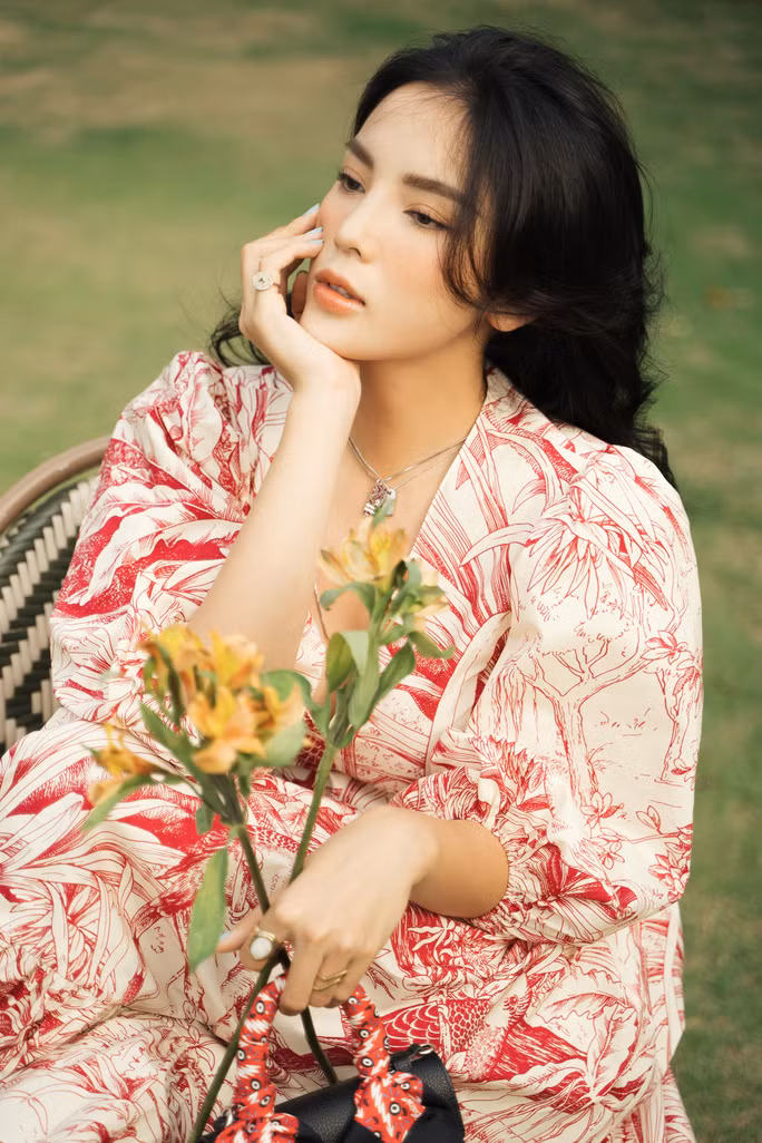 Dân mạng “phát sốt” ảnh "ngày xưa đi học" của Hoa hậu Kỳ Duyên, Á hậu Huyền My ảnh 1