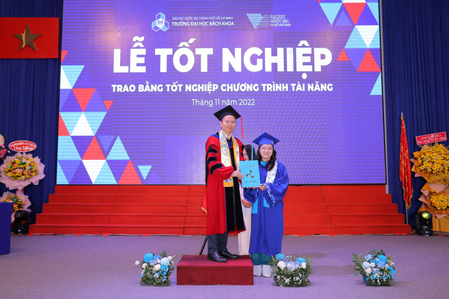 Một sinh viên nhận bằng tốt nghiệp Một sinh viên nhận bằng tốt nghiệp