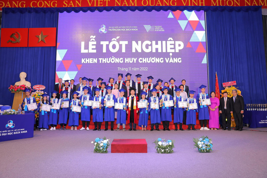 Các sinh viên nhận bằng tốt nghiệp.