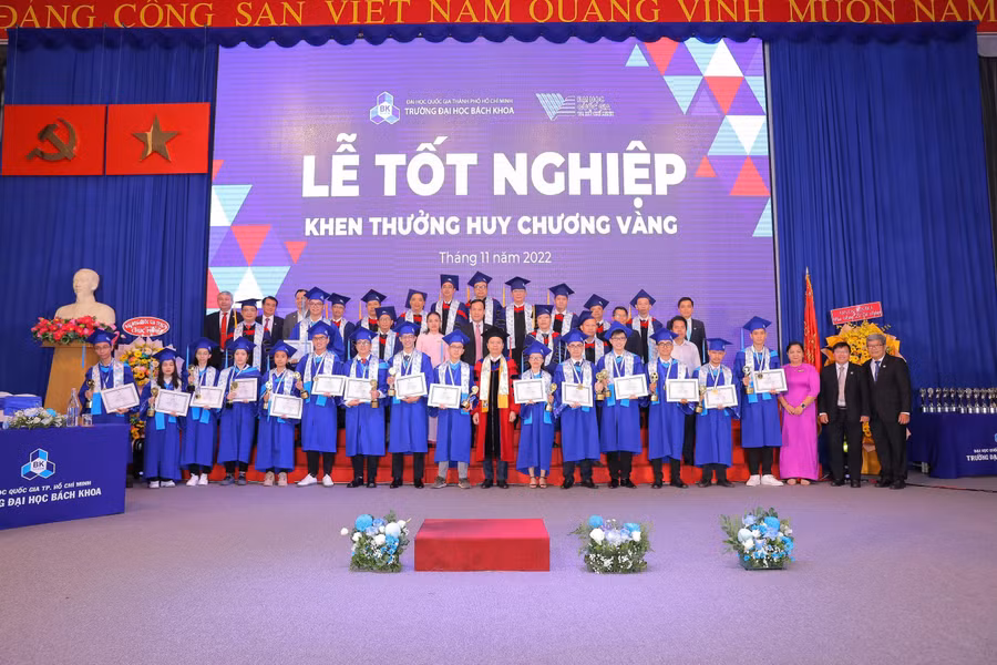 Các sinh viên nhận bằng tốt nghiệp.