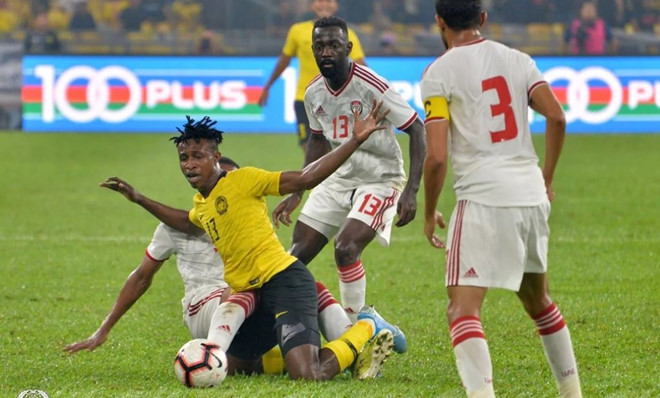 Malaysia (áo vàng) bị UAE trừng phạt bằng 2 bàn thắng sau những sai lầm sơ đẳng của hàng thủ. Malaysia (áo vàng) bị UAE trừng phạt bằng 2 bàn thắng sau những sai lầm sơ đẳng của hàng thủ.