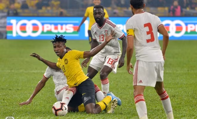 Malaysia (áo vàng) bị UAE trừng phạt bằng 2 bàn thắng sau những sai lầm sơ đẳng của hàng thủ.