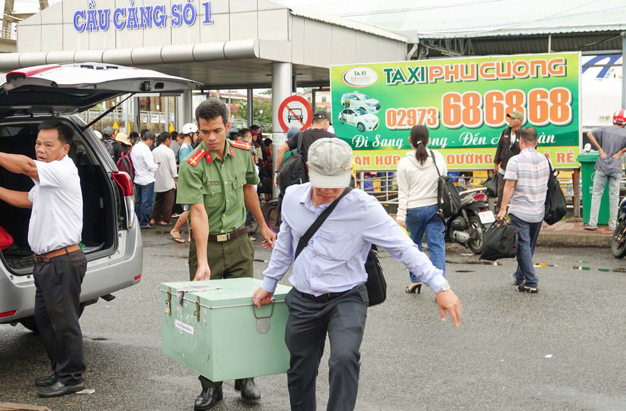 Lực lượng chức năng vận chuyển đề thi ra bến tàu. Lực lượng chức năng vận chuyển đề thi ra bến tàu.