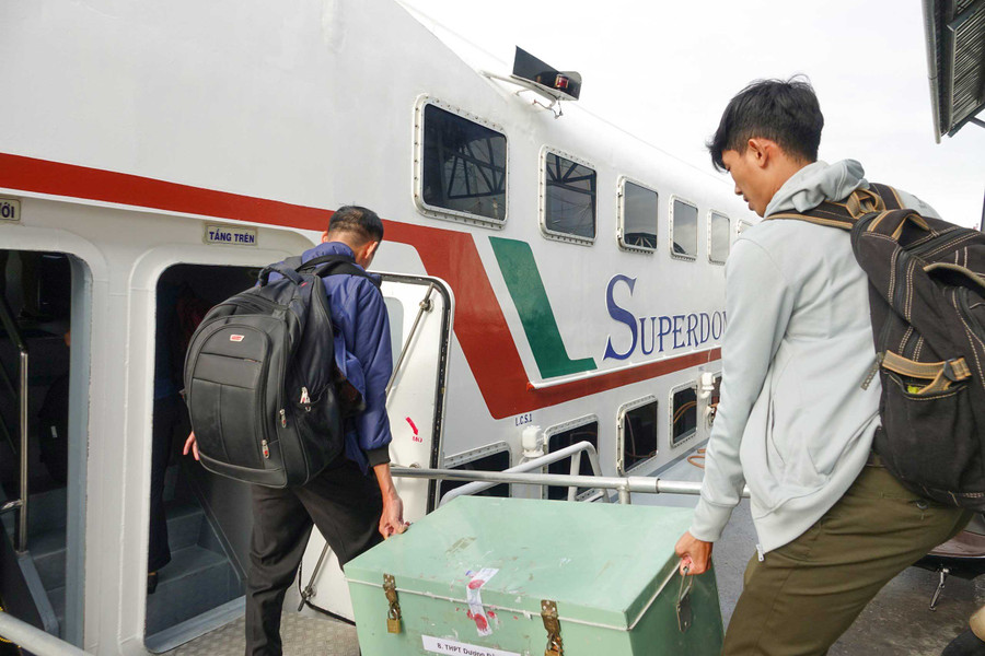 Các thùng đựng đề thi được niêm phong vận chuyển lên tàu ra đảo Phú Quốc. Các thùng đựng đề thi được niêm phong vận chuyển lên tàu ra đảo Phú Quốc.