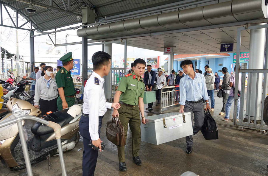 Các thùng đề thi chuẩn bị hành trình vượt 120km đường biển ra Phú Quốc.