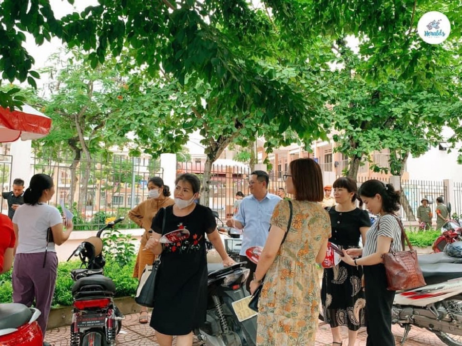 Nhiều bậc phụ huynh lựa chọn chờ đợi bên ngoài phòng thi, hy vọng tiếp thêm tinh thần, động lực cho các con. Nhiều bậc phụ huynh lựa chọn chờ đợi bên ngoài phòng thi, hy vọng tiếp thêm tinh thần, động lực cho các con.