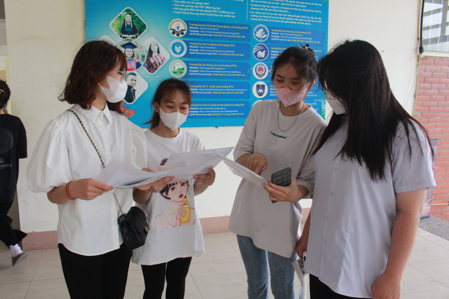 Thí sinh nhận xét đề thi có tính phân hóa cao. Thí sinh nhận xét đề thi có tính phân hóa cao.