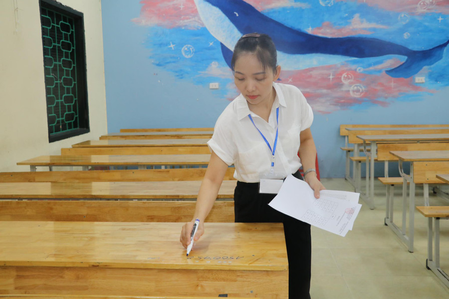 Giám thị đánh số thứ tự, sắp xếp chỗ ngồi cho thí sinh dự thi. Giám thị đánh số thứ tự, sắp xếp chỗ ngồi cho thí sinh dự thi.