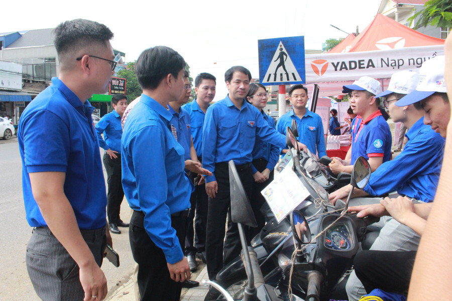 Sinh viên trường Đại học Kinh tế và QTKD (ĐH Thái Nguyên) chia sẻ với Bí thư Trung ương Đoàn Ngô Văn Cương, lãnh đạo tỉnh Đoàn Thái Nguyên khẳng định tinh thần xung kích, tình nguyện của tuổi trẻ Thái Nguyên hỗ trợ tối đa cho thí sinh và người nhà trong suốt quá trình diễn ra kỳ thi tốt nghiệp THPT năm 2023.