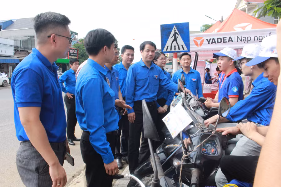 Sinh viên trường Đại học Kinh tế và QTKD (ĐH Thái Nguyên) chia sẻ với Bí thư Trung ương Đoàn Ngô Văn Cương, lãnh đạo tỉnh Đoàn Thái Nguyên khẳng định tinh thần xung kích, tình nguyện của tuổi trẻ Thái Nguyên hỗ trợ tối đa cho thí sinh và người nhà trong suốt quá trình diễn ra kỳ thi tốt nghiệp THPT năm 2023.