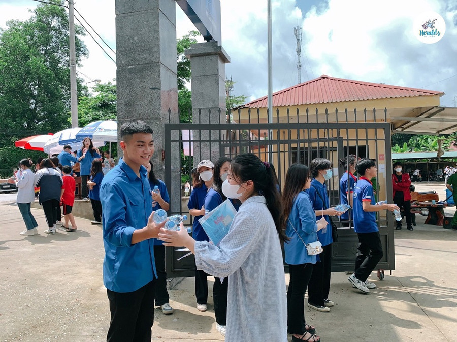 Các thí sinh tại điểm thi trường THCS Bắc Kạn kết thúc bài thi môn Toán trong sự chào đón nồng nhiệt của gia đình, bạn bè và các bạn tình nguyện viên. Các thí sinh tại điểm thi trường THCS Bắc Kạn kết thúc bài thi môn Toán trong sự chào đón nồng nhiệt của gia đình, bạn bè và các bạn tình nguyện viên.