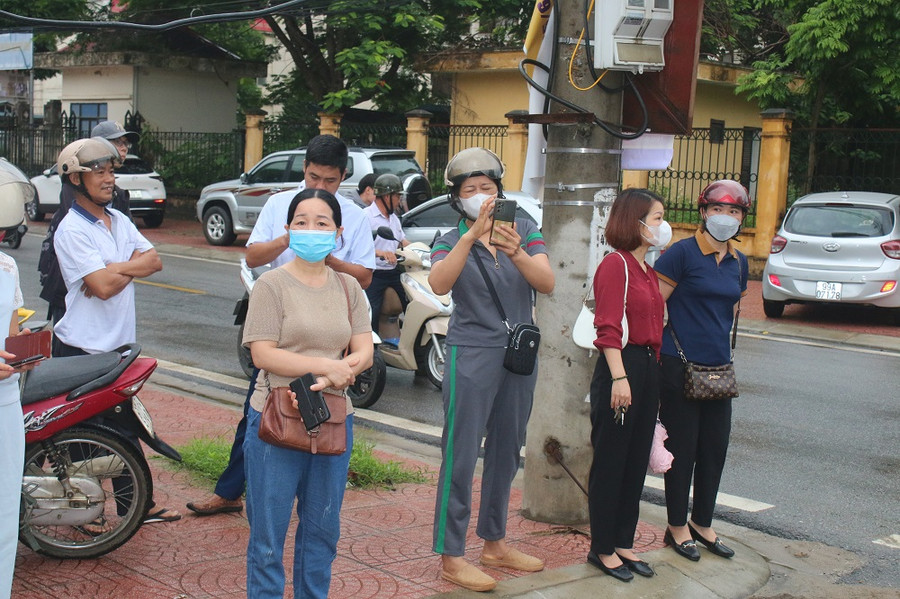 Các bậc phụ huynh có mặt từ rất sớm để đồng hành cùng sĩ tử trong ngày thi đầu tiên. Các bậc phụ huynh có mặt từ rất sớm để đồng hành cùng sĩ tử trong ngày thi đầu tiên.