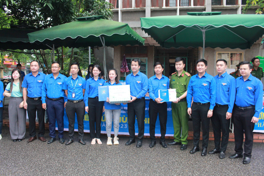 Đoàn đến thăm, tặng quà tại điểm thi trường Đại học Sư phạm (ĐH Thái Nguyên).