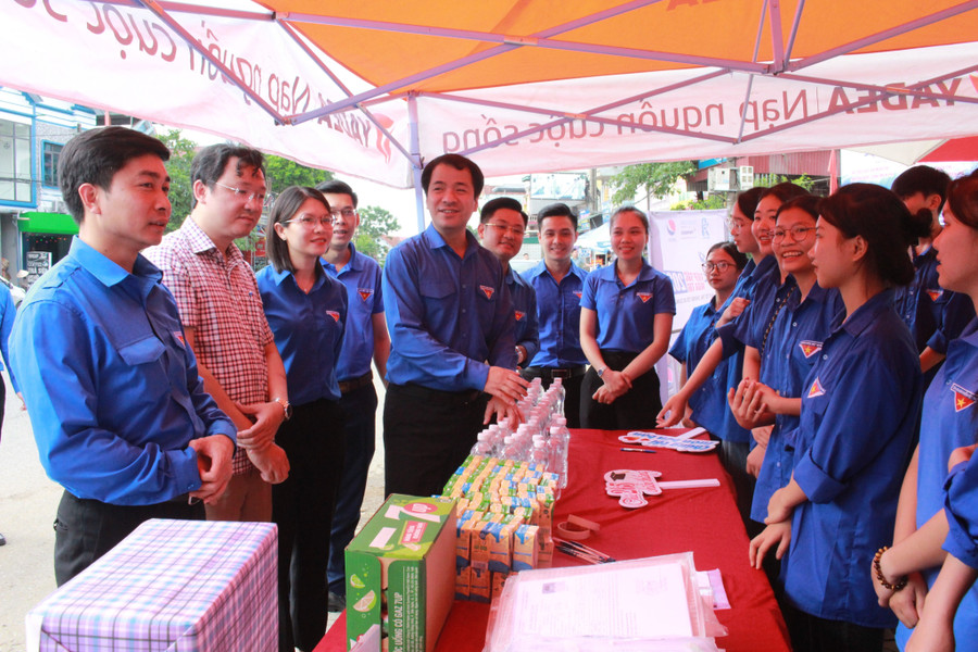 Thăm hỏi động viên các tình nguyện viên tại điểm thi trường THPT Phú Lương, huyện Phú Lương, anh Ngô Văn Cương chia sẻ, nhắc nhở các tình nguyện viên giữ gìn sức khỏe tốt để tiếp tục đồng hành với các thí sinh.