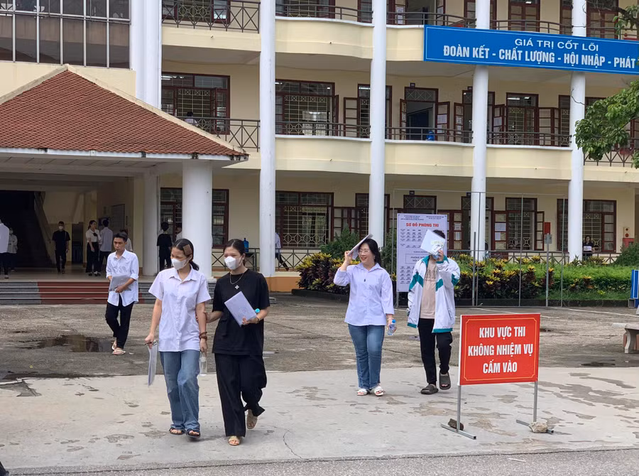 Nhiều thí sinh tại Thái Nguyên vui mừng bước ra khỏi phòng thi và tự tin với bài làm của mình.