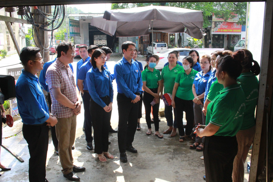 Bí thư Trung ương Đoàn Ngô Văn Cương cùng đoàn công tác động viên lực lượng tình nguyện viên tiếp sức mùa thi tại huyện Phú Lương.