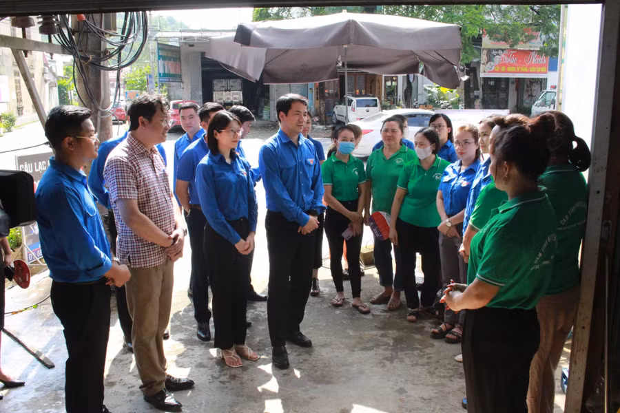Bí thư Trung ương Đoàn Ngô Văn Cương cùng đoàn công tác động viên lực lượng tình nguyện viên tiếp sức mùa thi tại huyện Phú Lương.