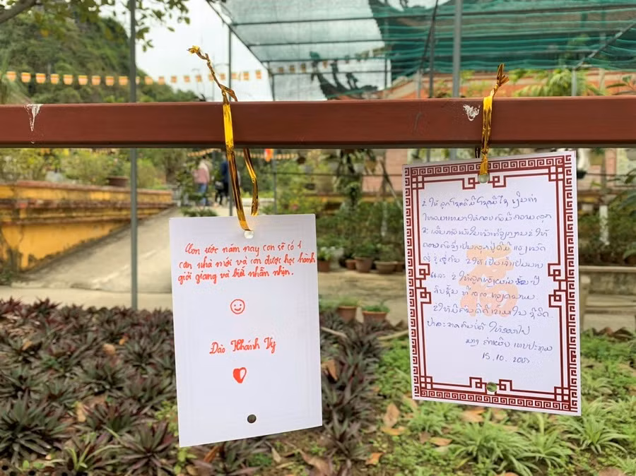 Ước nguyện của du khách thập phương trong năm mới.