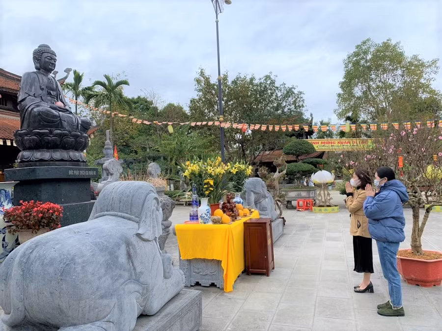 Chùa Hang nổi tiếng là chốn linh thiêng, là nơi tu hành của nhiều bậc chân tu không chỉ có công phát triển Phật giáo tỉnh Thái Nguyên và vùng Việt Bắc, mà còn có công lớn trong phát triển Phật giáo Việt Nam.