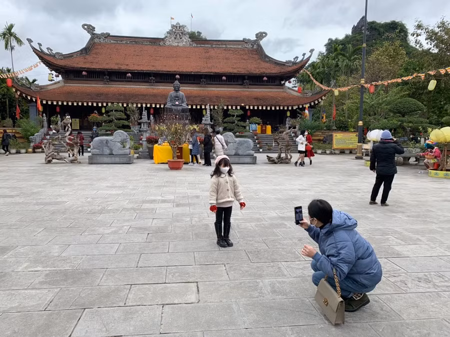 Chùa Hang còn là điểm đến lý tưởng của nhiều gia đình.