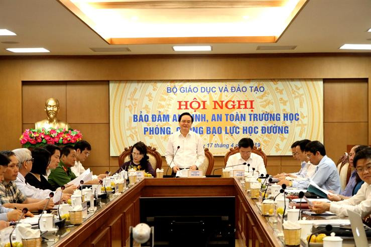 Bộ trưởng Bộ GD&ĐT Phùng Xuân Nhạ phát biểu tại điểm cầu trực tuyến Bộ GD&ĐT Bộ trưởng Bộ GD&ĐT Phùng Xuân Nhạ phát biểu tại điểm cầu trực tuyến Bộ GD&ĐT