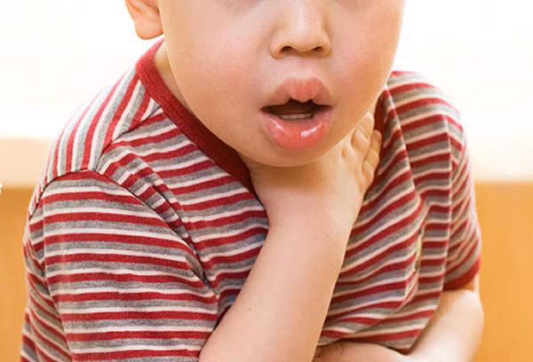 Bé gái 11 tuổi tím tái rồi tử vong sau khi tự đánh răng tại nhà