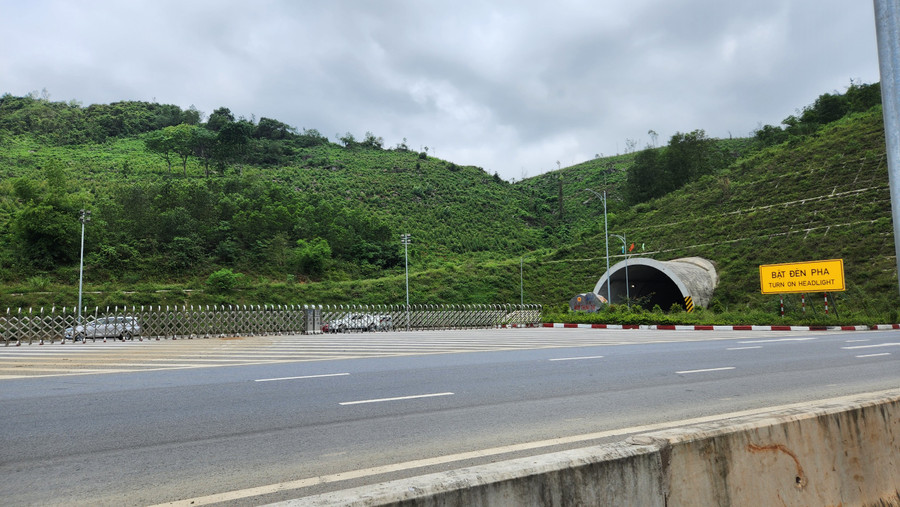 Xe tải đi đến vị trí này sẽ có người ra mở rào cho qua để quay đầu. Xe tải đi đến vị trí này sẽ có người ra mở rào cho qua để quay đầu.