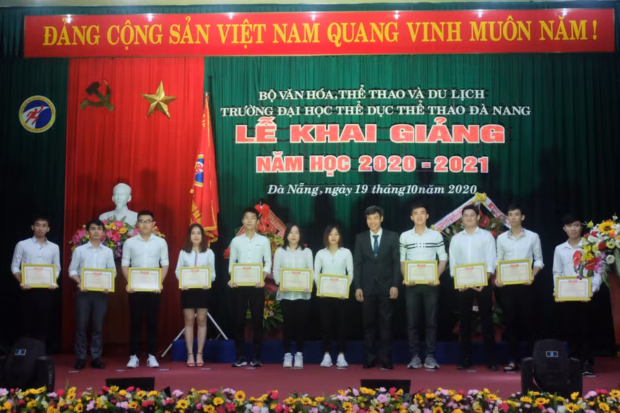 PGS.TS Phan Thanh Hài – Hiệu trưởng Trường Đại học TDTT Đà Nẵng trao khen thưởng cho các sinh viên có thành tích xuất sắc liên tục trong các năm học và trong năm học 2019-2020