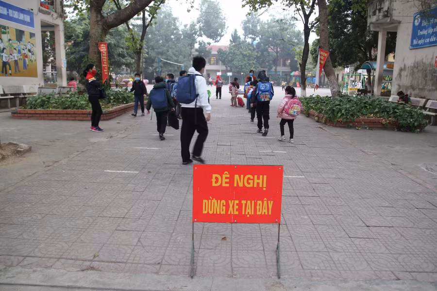 Học sinh Trường Tiểu học Hà Nội - Điện Biên Phủ xếp hàng vào lớp theo quy định