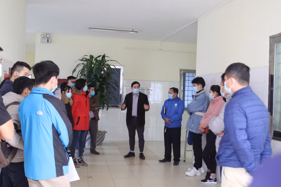 Hướng dẫn chuyên môn cho đội ngũ y, bác sỹ của tỉnh Điện Biên tại bệnh viện dã chiến