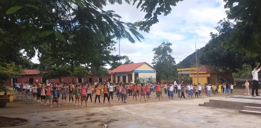 Một buổi sinh hoạt tại trường Tiểu học Chung Chải, xã Chung Chải, huyện Mường Nhé.