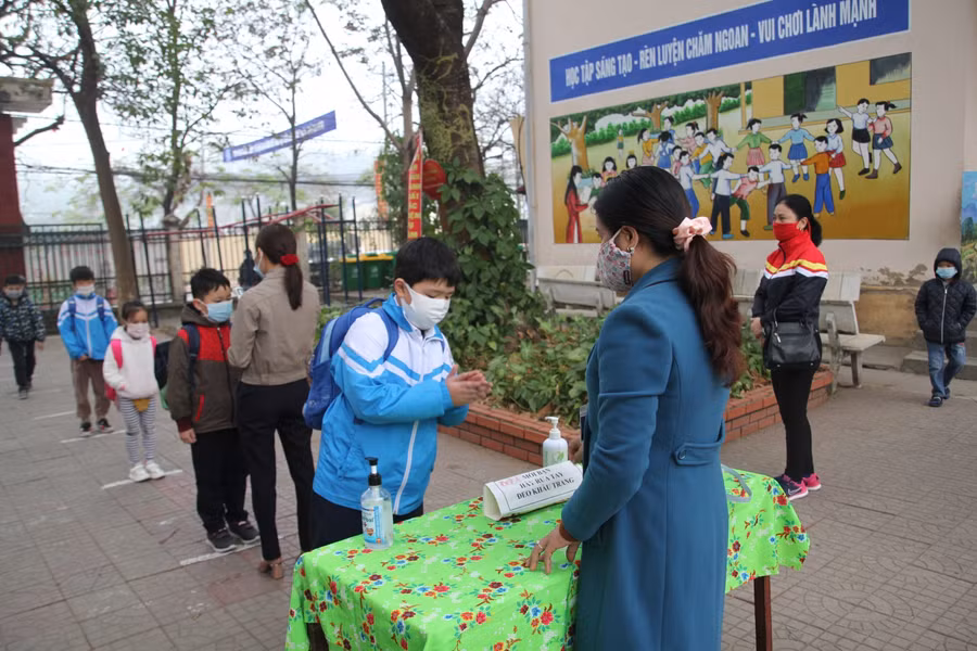 Các trường phải kiểm tra y tế trước khi học sinh vào lớp. Ảnh minh họa