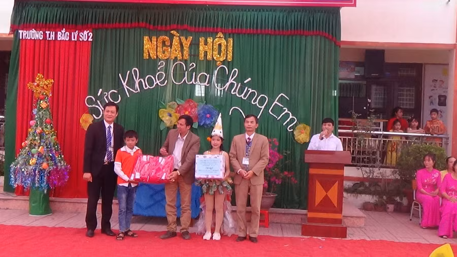 Đại diện lãnh đạo công ty cổ phần công nghệ và tư vấn xây dựng phòng cháy, chữa cháy Thăng Long Hà Nội trao tặng 2 ngàn cuốn sách và 500 chiếc khăn quàng đỏ cho học sinh nhà trường.