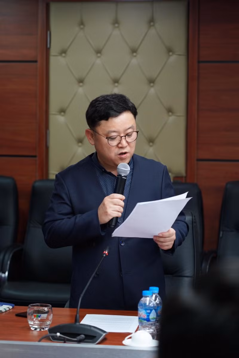 Ông Lee Sung Gun, Đại diện Công ty Cổ phần Dongsim GABE - Đơn vị phối hợp triển khai cuộc thi phát biểu tại buổi lễ.