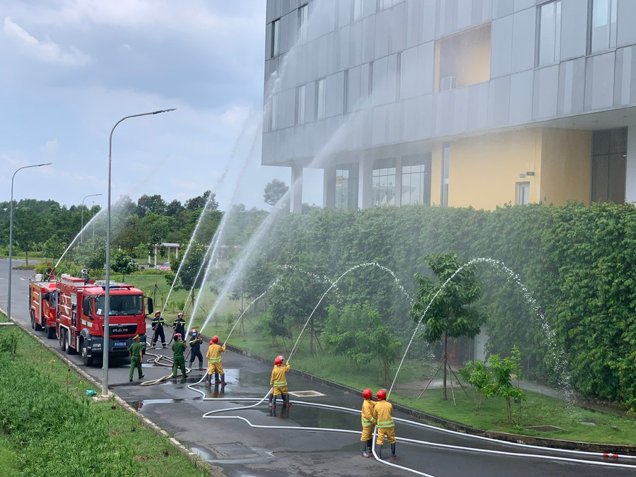 Thực hành giả định tình huống cháy tại tòa nhà hành chính. Thực hành giả định tình huống cháy tại tòa nhà hành chính.