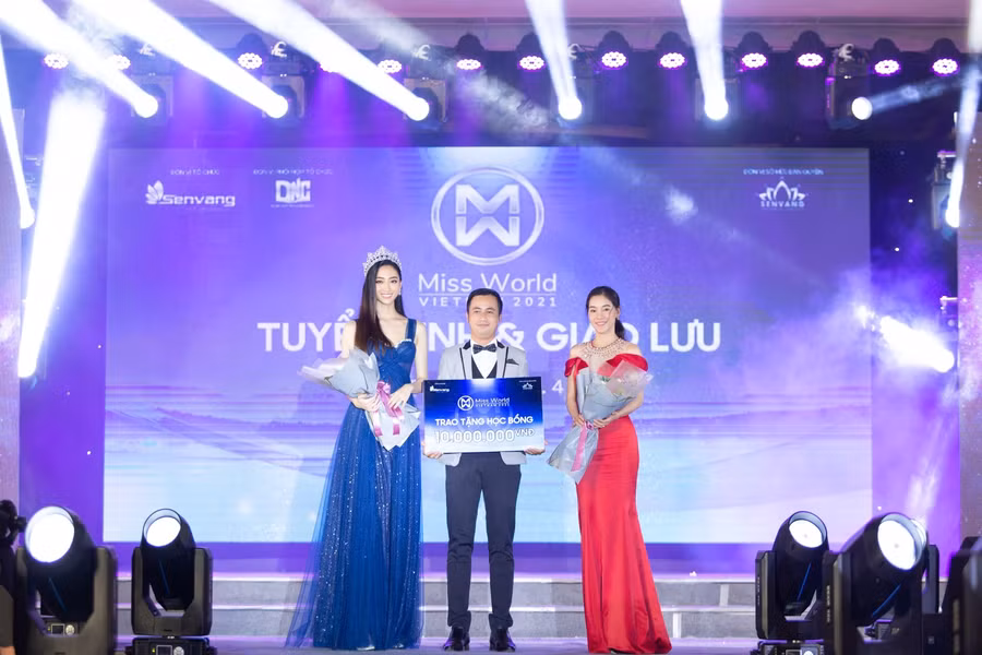 Tặng học bổng cho nhà trường