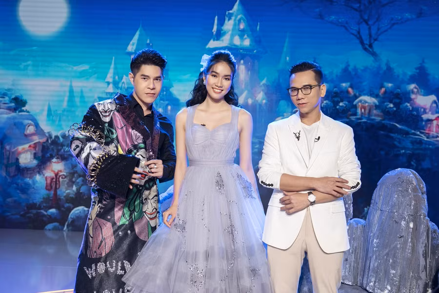 Đạo diễn thời trang Nguyễn Hưng Phúc và nhiếp ảnh gia Kiếng Cận, Á hậu Phương Anh.