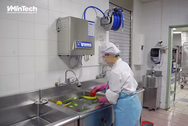 NaOClean dùng để rửa tất cả thực phẩm trước khi chế biến, phun khử khuẩn không khí, rửa tay, rửa mặt,… mà không gây kích ứng cho trẻ.